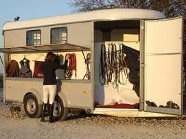 Les espaces de rangements latéraux, grâce aux roues intégrées, permettent un transport aisé du matériel.